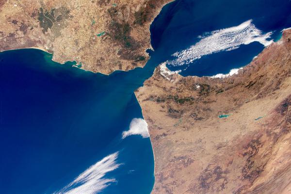 Estrecho significa "angosto" como cuando se conectan dos grandes cuerpos de agua. Imagen satelital del estrecho de Gibraltar a través de Wikimedia Commons