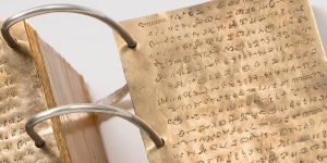 Réplica de las planchas de oro con caracteres en egipcio reformado, vía Church News