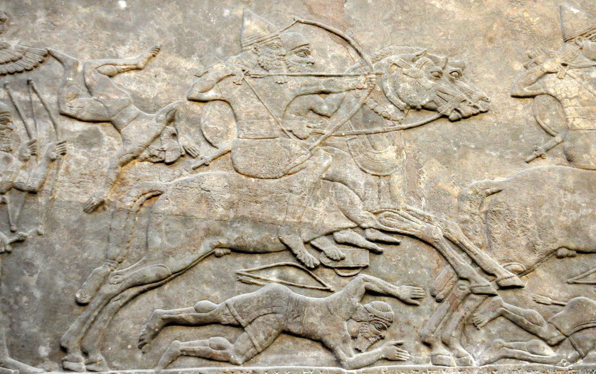 Detalle de un relieve en la pared de yeso de Nimrud, Iraq. Imagen a través de Wikimedia Commons.