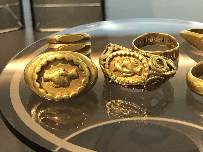 Anillos de boda romanos hechos de oro. También podrían haber sido usados como sellos. Imagen por John W. Welch.