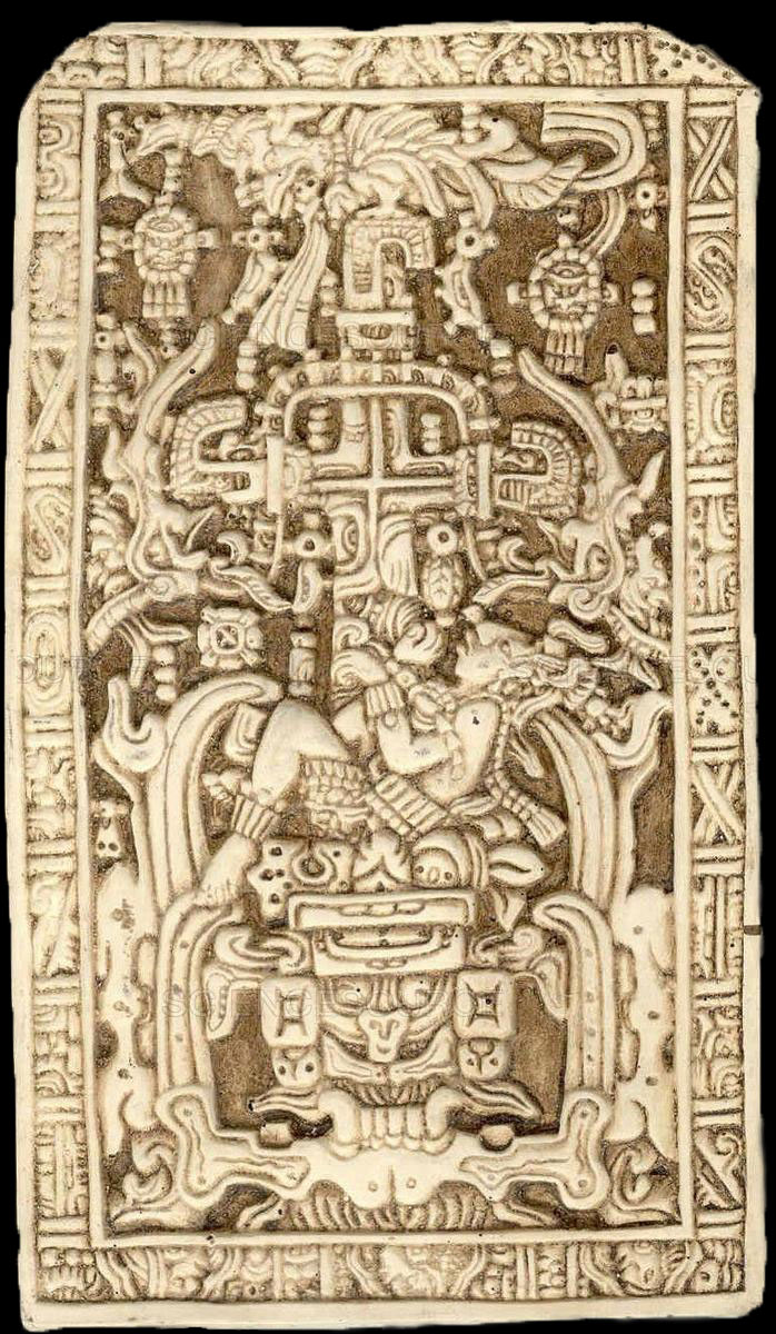 El árbol del mundo surgiendo del cuerpo del dios del maíz sacrificado. Tapa de sarcófago de la Tumba de Pakal, siglo VII, Palenque. Imagen a través de New York Public Library, sciencesource.com.