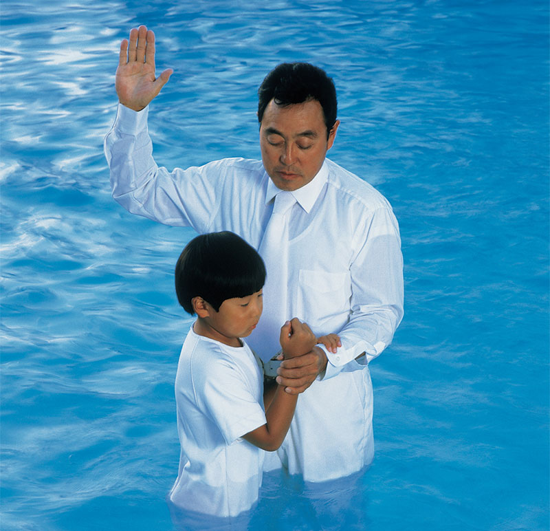Joven siendo bautizado a través de LDS Media Library