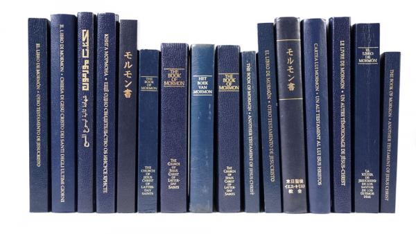El Libro de Mormón en diferentes idiomas. Fotografía de Jasmin G. Rappleye