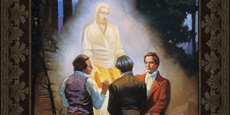 Pintura del ángel Moroni mostrando las planchas de oro a José Smith, Oliver Cowdery y David Whitmer. Artista desconocido
