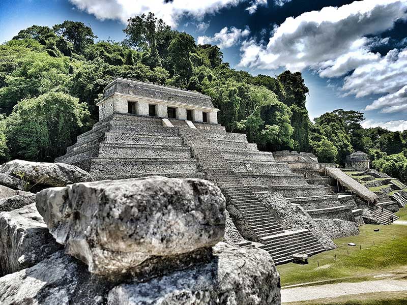 Ruinas de una pirámide en Palenque en Chiapas, México. Imagen a través de Pixabay
