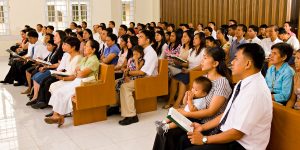 Cantando himnos en reunión sacramental, vía LDS Media Library