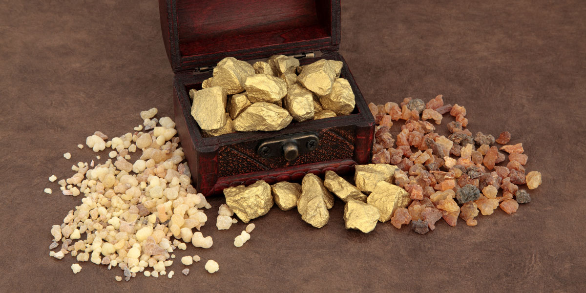 Gold Frankincense and Myrrh (Oro, incienso y mirra) por Marilyn Barbone a través de Adobe Stock