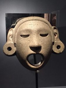 Máscara de la Deidad de Xipe Totec (c 1400-1521, México) del museo Británico. Imagen vía Wikimedia commons