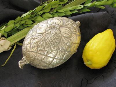 Etrog, caja de etrog de plata y lulav, utilizado en la fiesta judía del Sucot. Fotografía por Gilabrand a través de Wikimedia Commons