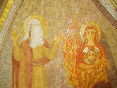 Moisés cubierto con un velo. Mosaico en San Lorenzo da Brindisi