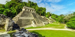 Templos en Palenque. Imagen vía Adobe Stock