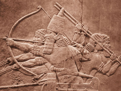Relieve de piedra de arqueros de Asiria lanzando ‘dardos en el torbellino’".