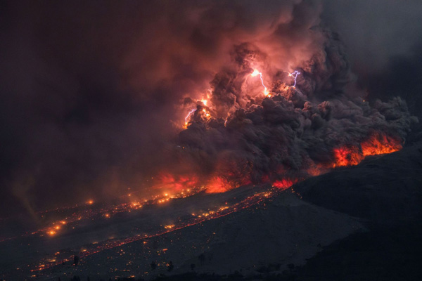 Una tormenta de relámpagos estalla dentro de la nube de ceniza en una erupción de un volcán en Indonesia. Imagen a través de mirror.co.uk