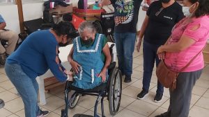Beneficiaria de la donación de la Iglesia SUD, de sillas de ruedas en Oaxaca.