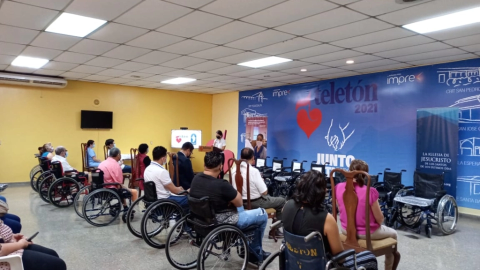 La Iglesia SUD entrega donación de sillas en Honduras en 2021. Crédito: La Iglesia de Jesucristo de los Santos de los Últimos Días