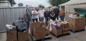 Ayuda humanitaria en Arizona, miembros de la estaca Chandler Oeste con artículos para donar