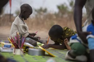 Niños refugiados en Sudán del Sur, pintando y dibujando. Créditos: UNICEF