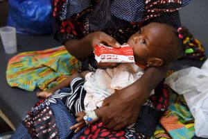 Madre e hija en centro de salud de Bobo-Dioulasso, son un caso de personas beneficiadas por la reciente donación de la Iglesia a UNICEF. La Iglesia de Jesucristo de los Santos de los Últimos Días