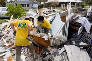 Miembros de la Iglesia de Jesucristo de los Santos de los Últimos Días brindan asistencia y ayuda a damnificados por huracán Ian en Florida