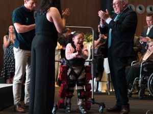 Una pequeña niña celebra tras haber recibido un exoesqueleto Atlas 2030 como parte de la donación a niños con parálisis cerebral realizado por La Iglesia de Jesucristo de los Santos de los Últimos Días.
