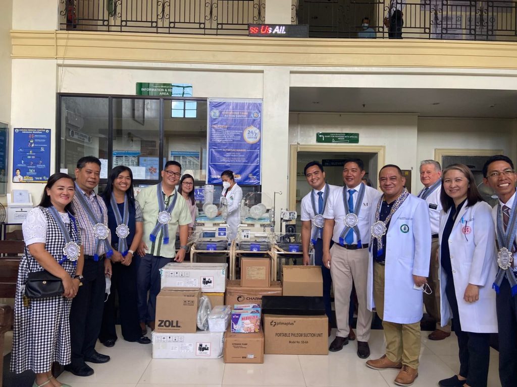 Personal del Centro Médico Laguna recibiendo equipo neonatal en Filipinas