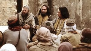 Pablo predica a una multitud con Pedro y Juan