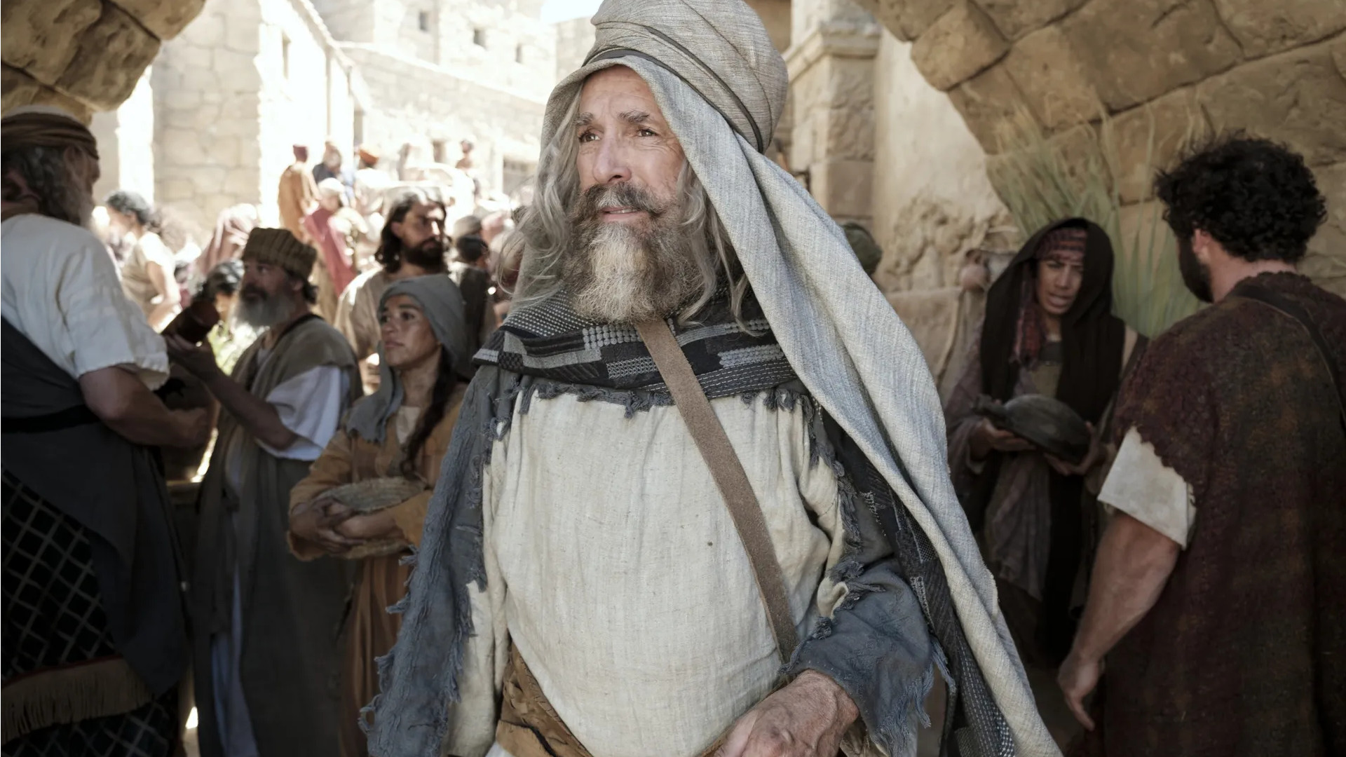 Lehi camina por las calles de Jerusalén.