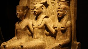 Monumento de granito que representa al dios Amón, a Ramsés II y a la diosa Mut en el templo de Amón en Tebas. Imagen de Mark Cartwright, cortesía de World History Encyclopedia, CC BY-NC-SA 4.0.