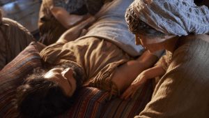 La madre de Alma, hijo, vela por él mientras duerme en esta imagen del Libro de Mormón Videos de La Iglesia de Jesucristo de los Santos de los Últimos Días.